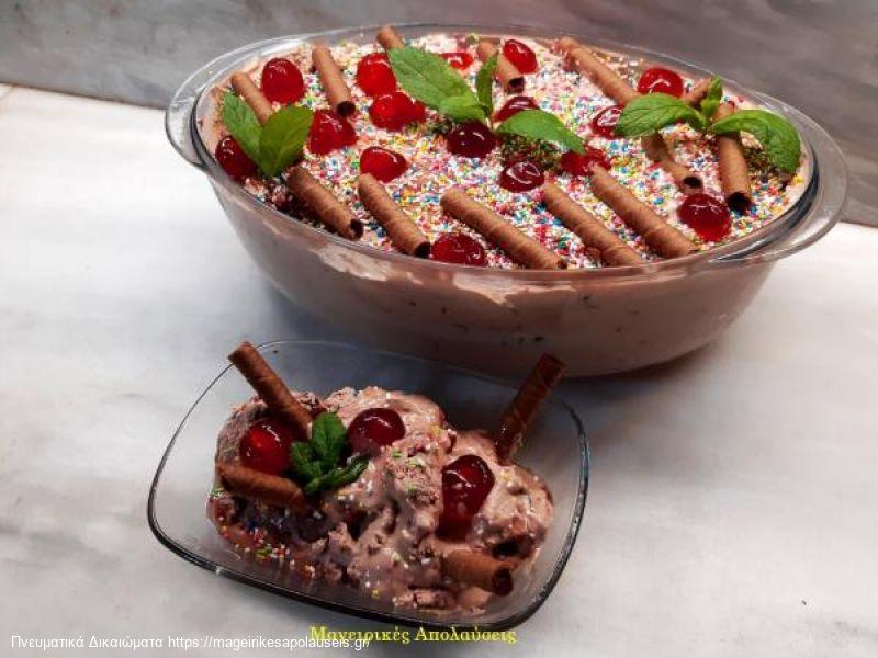 Παγωτό παρφέ σοκολάτας με άγριο βύσσινο καβουρδισμένα αμύγδαλα και κομμάτια σοκολάτας βελούδινο