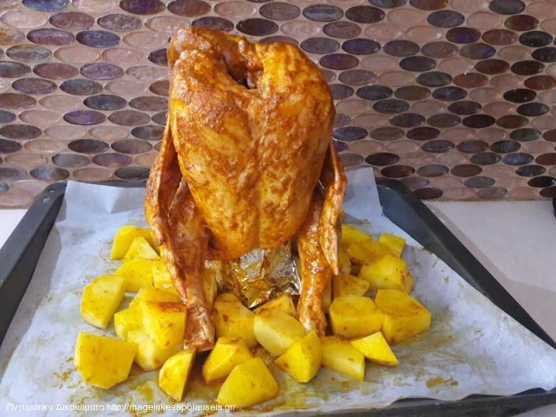 Κοτόπουλο όρθιο πάνω σε κουτί μπύρας