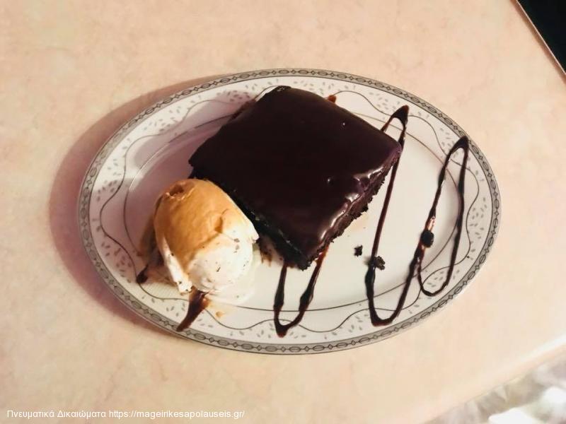 Ζουμερό κέικ με παγωτό 