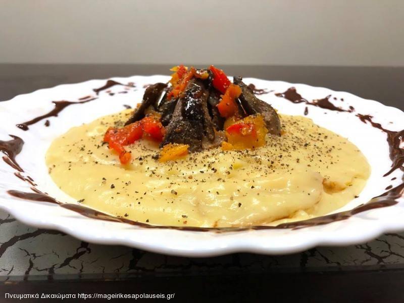 Αφρατος πουρές με γάλα αμυγδάλου σοταρισμένα μανιτάρια πιπεριές και κρέμα βαλσαμικου