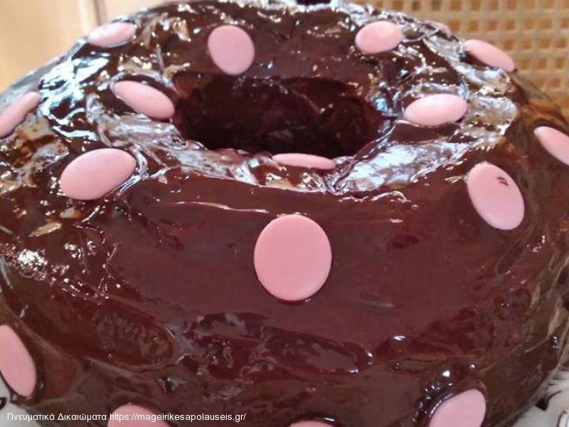 ΣΟΚΟΛΑΤΕΝΙΟ ΚΕΙΚ ΜΕ ΓΕΜΙΣΗ ΚΑΡΥΔΑΣ