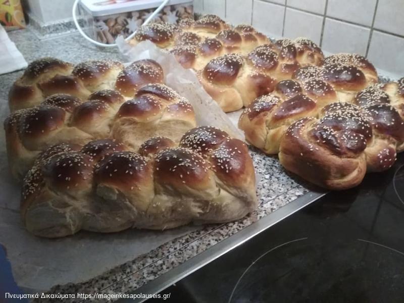 Τσουρεκια με ζαχαρουχο