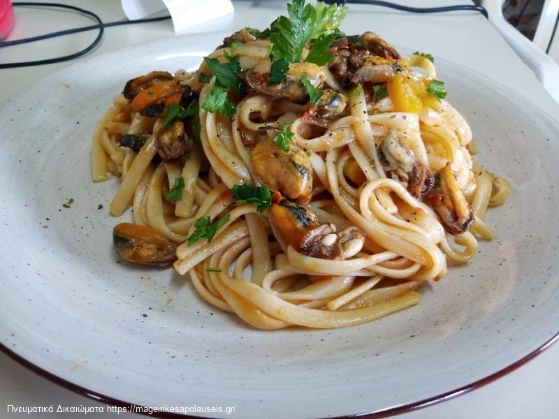 Λιγκουινι με μύδια 