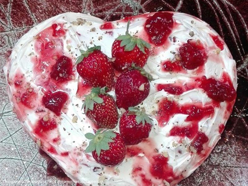 Τούρτα Παβλοβα με φράουλες και σαντιγί