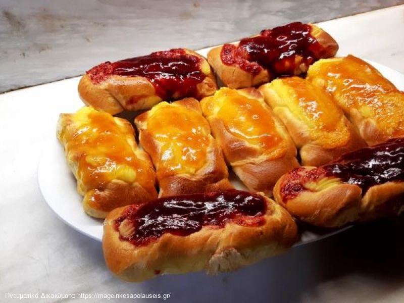 Ψωμάκια μπριός με γέμιση κρέμα και μαρμέλαδα