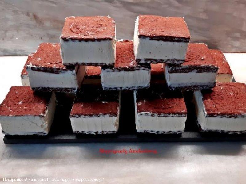 Παγωτό σάντουιτς με λευκή σοκολάτα χωρίς κρυστάλλους και χωρίς ζαχαρούχο γάλα.