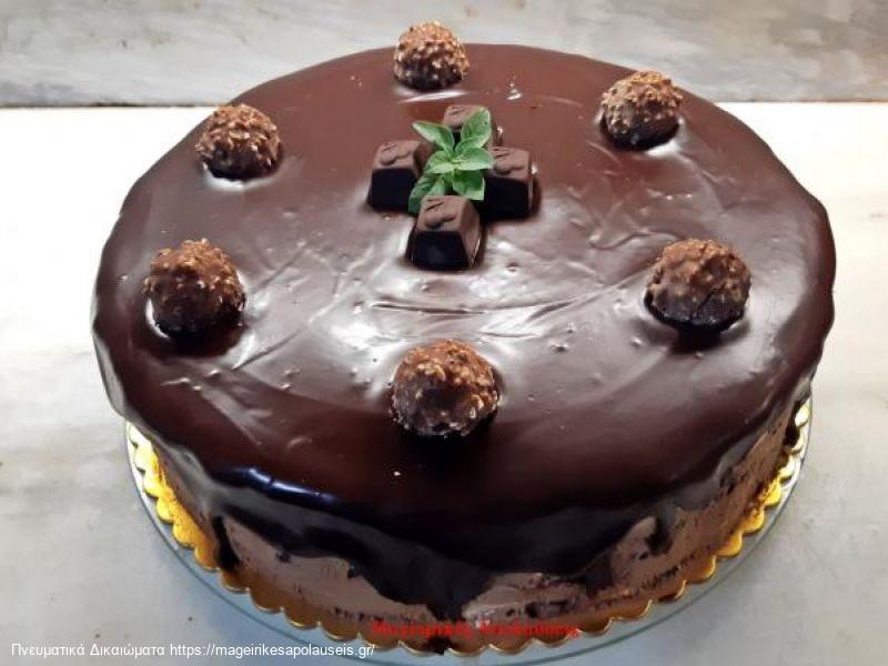 Τούρτα παγωτό σοκολάτα καραμέλα μέσα έχει γέμιση κεράσι και ρευστή καραμέλα