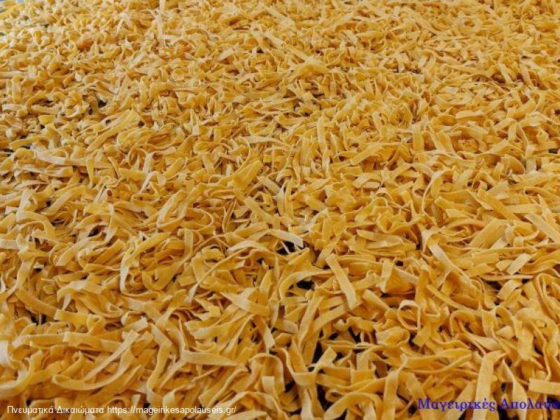 Σπιτικά λαζάνια με φρέσκα αυγά και γάλα.