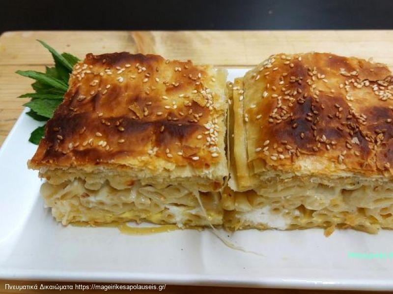 Χωριάτικη πίτα με μακαρόνια τυρί, φέτα και αυγά.