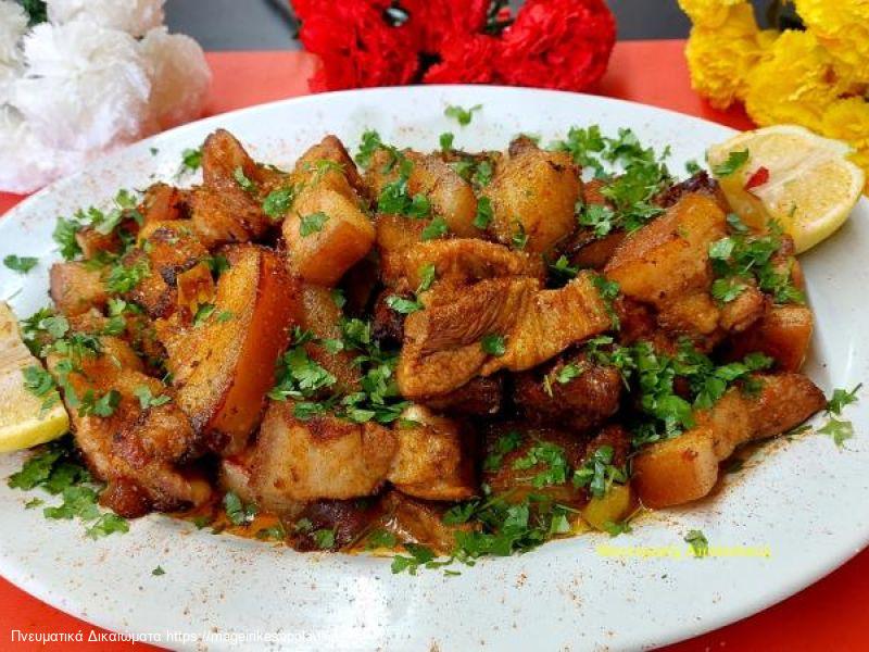 Χοιρινή τηγανιά με πιπεριές κρεμμύδι και θυμάρι. 