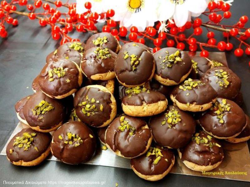 Κουραμπιέδες με καβουρδισμένο αμύγδαλο (Μπισκοτα) νηστίσιμοι με επικάλυψη σοκολάτας.