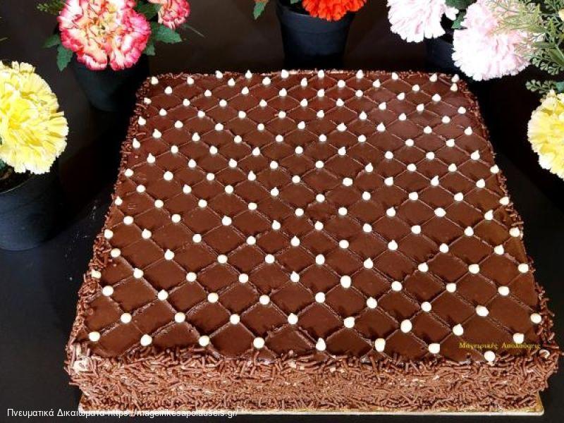 Τούρτα με βελούδινη κρέμα σοκολάτας και ζουμερό παντεσπάνι.