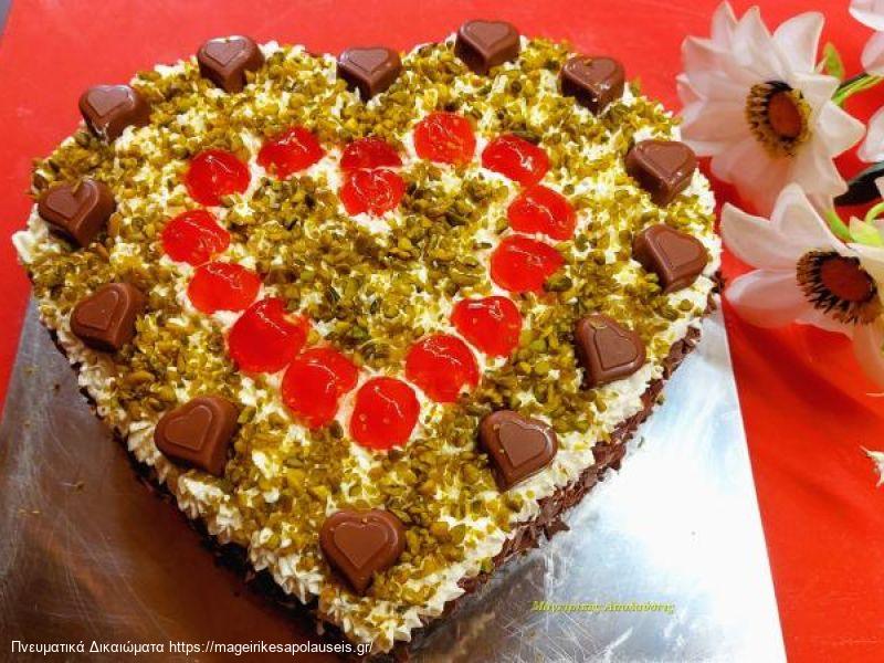 ούρτα Καρδιά με σπιτικό σοκολατένιο παντεσπάνι