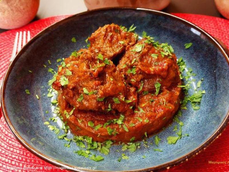 Μοσχάρι Κοκκινιστό που λιώνει στο στόμα  με δεμένη σάλτσα 