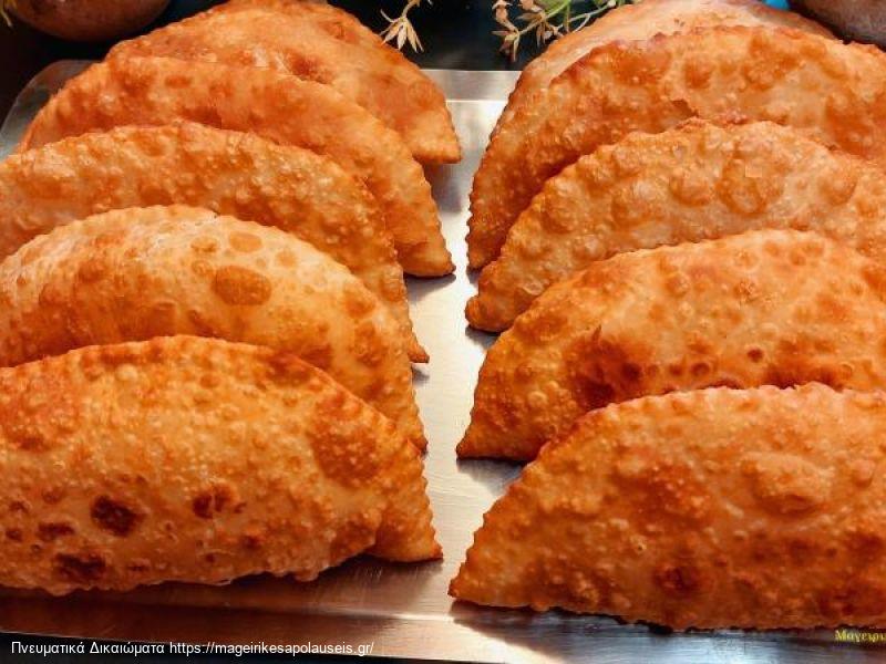 Ατομικές Τυρόπιτες με εύκολο και τραγανό φύλο . Χωρίς αναμονές και μίξερ.