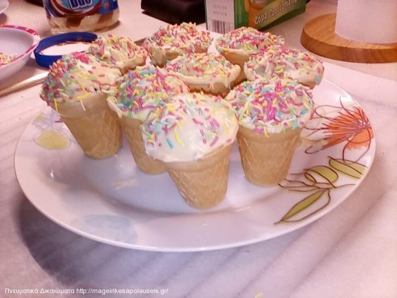 Κέικ σε χωνάκι παγωτού