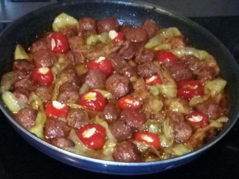 ΣΠΕΤΖΟΦΑΙ ΜΕ ΛΟΥΚΑΝΙΚΑ & ΓΛΥΚΟΠΙΚΑΝΤΙΚΕΣ ΓΕΜΙΣΤΕΣ ΠΙΠΕΡΙΕΣ